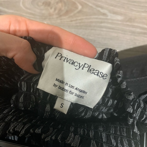 Privacy please crop top - Picture 2 of 3